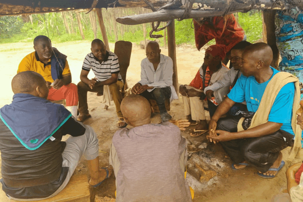 Reunion de Me Prince Kihangi, Coordonnateur National de l’ONG Les Écologistes RDC et défenseur des droits des communautés locales et peuples autochtones pygmées avec les membres de la communauté de bakano